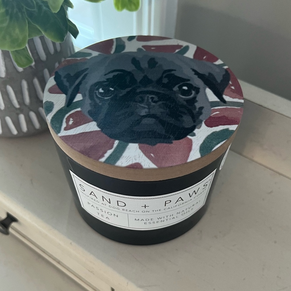 NEW SAND & PAWS 🐾 DOUBLE WICK SCENTED CANDLE WITH WOODEN PUG TOP